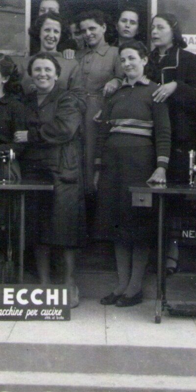 Rita Secchi in Pellacani con le allieve della scuola di cucito primi anni 50 gent.conc.Roberta Pellacani