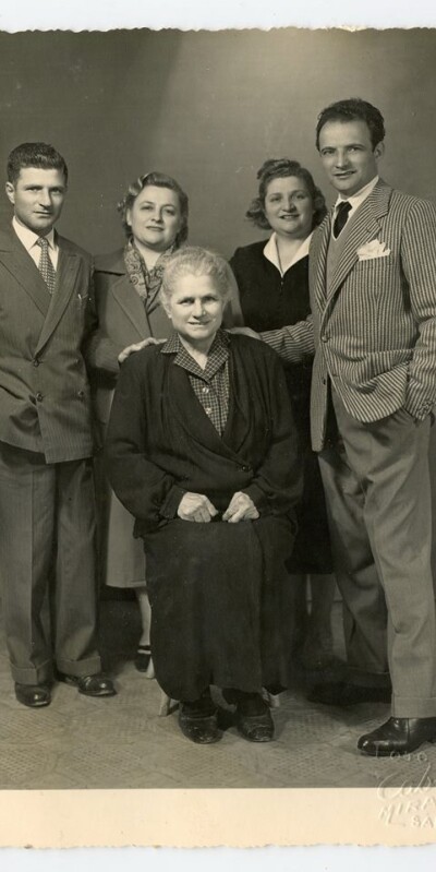 1955 Fam.Secchi da sx Paride-Lina-Rita-Armando-Sed.Filomena gent.conc. Massimo Secchi