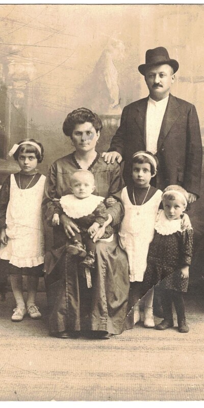 1917 I bimbi da sx Vanda, Gina, Rita, Paride in braccio alla madre Filomena Garuti, il marito Everardo Secchi.Gent.conc.Massimo Secchi