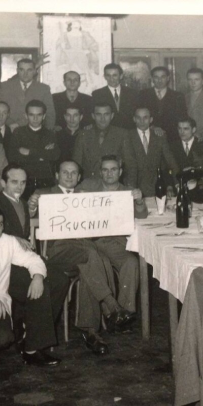 1953 Cena dei soci della Società dal Pigugnen Sulla sx in ginocchio Sibel Anderlini titolare della Mensa Popolare