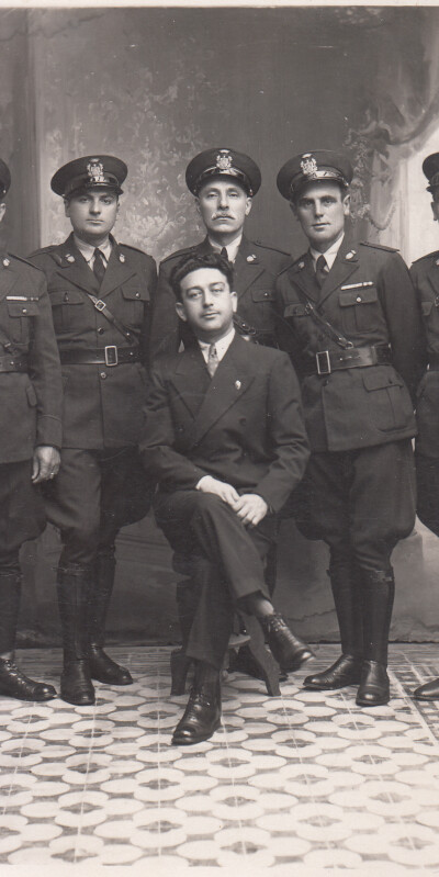 1937 Vigili urbani Mirandola- Da sx Ugo Rossetti-Pietro Dotti-Carletti - Borella - Giuseppe Pelati - Seduto Ispettore Valpreda .Gent.conc.Ugo Rossetti