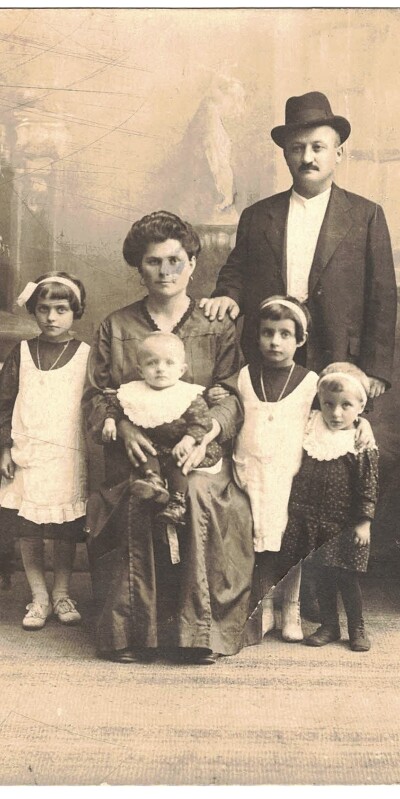 1917 Famiglia Sacchi I bimbi da sx Vanda, Gina, Rita, Paride in braccio alla madre Filomena Garuti, il marito Everardo Secchi.Gent.conc.Massimo Secchi