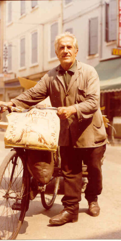 1980 Tonino-raccoglieva cartoni-Foto di Eugenio Neri