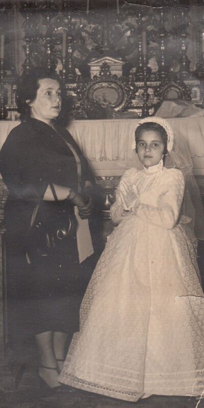 1955 Maura Cavicchioli con la Madre Wanda Barbieri in occasione della Prima Comunione