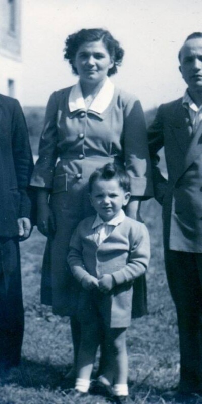 1960 Franco Gambuzzi tra il nonno Manfredo, la mamma Giuseppina Rosta e il papà Geminiano