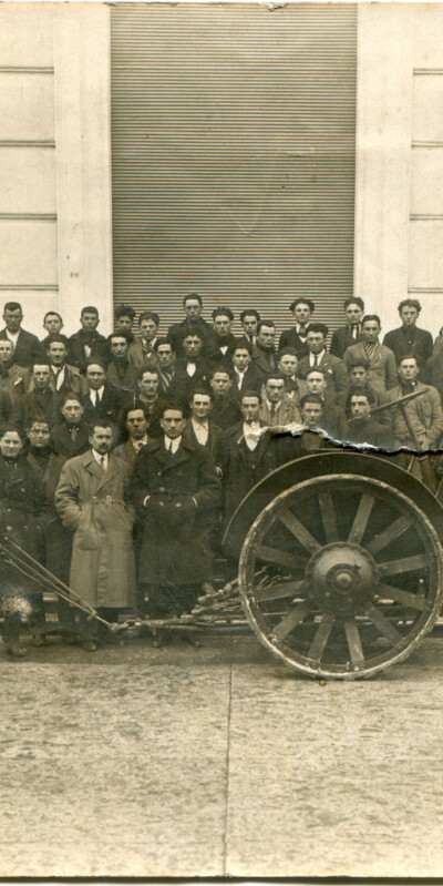 1920 Gruppodavanti alla Cassa di Risparmio