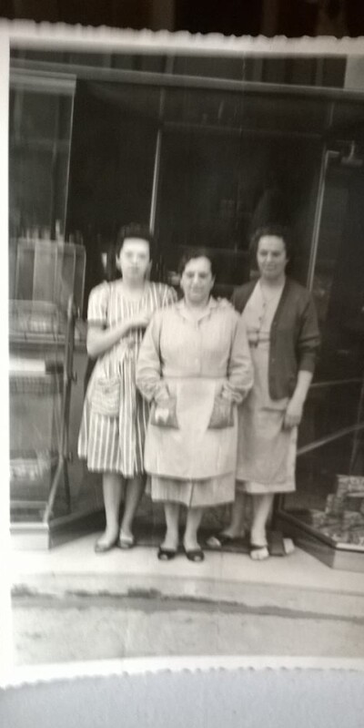 1960 Velina Elda e Agher davanti al forno