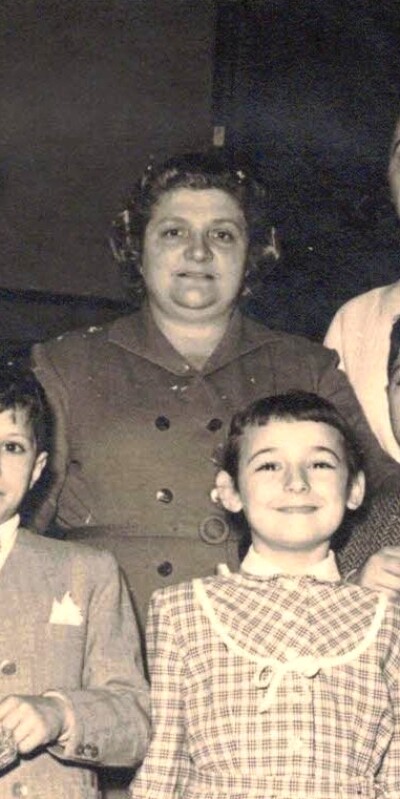 1955 Festa dei Bimbi in Teatro. in alto Cesare Castorri, Rita Secchi, Marcella Reggiani (mamma di Emanuela) i bimbi da sx Massimo, Emanuela, Alfredo Secchi e Roberta Pellacani. Gent. conc. Massimo