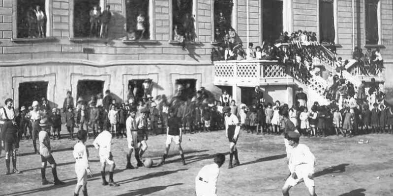 1915 Scuole elementari una partita di calcio