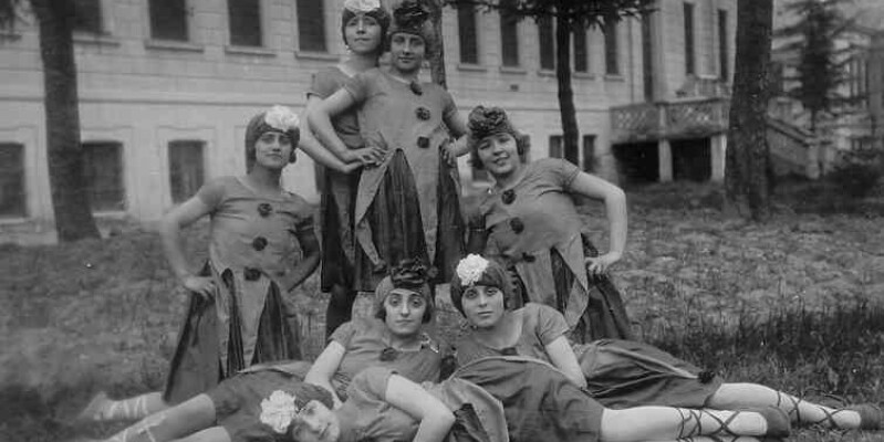 1926 Scuole elementari gruppo in maschera